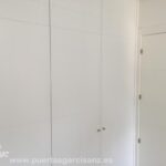 Frente de armario batiente lacado blanco fresado