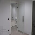 Puerta abatible de cristal templado transparente