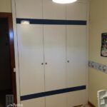 Frente de armario de puertas abatibles lacado blanco ranuradas