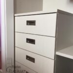 Cajonera en textil coral con tirador cromado embutido