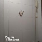 Frente de armario batiente lacado blanco 5-P fresado