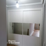 Frente de armario corredera acabado blanco con parte central en espejo