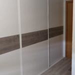 Frente de armario corredera acabado blanco con parte central a juego con suelo