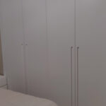 Frente de armario de hojas abatibles lacado blanco con uñero