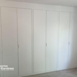 Frente de armario de hojas abatibles lisas lacado blanco uñero fresado