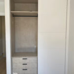 Frente de armario corredera Mod. 5-P lacado blanco con interior en Valladolid