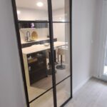 Cerramiento de cocina con puertas correderas, perfiles y listeles negros en Valladolid
