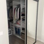 Puerta corredera acceso vestidor con perfiles y guía corredera en negro en Valladolid