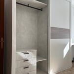 Interior de armario con cajonera en acabado Hybrid Grey en  Valladolid