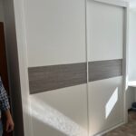 Frente de armario corredera acabado blanco con parte central en acabado roble Joplin en Valladolid