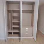 Interior de armario con cajonera en acabado textil lino Cancún en  Valladolid