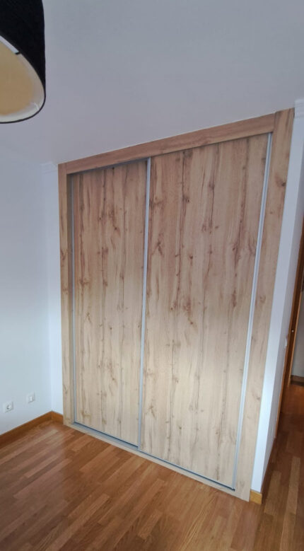 Frente de armario corredera Mod. liso Roble Hercules perfil inox en Valladolid
