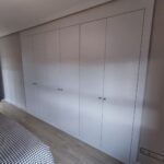 Frente de armario de hojas abatibles lisas lacado blanco con tirador inox