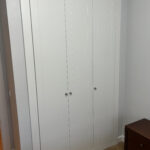 Frente de armario de hojas abatibles Mod. 3-P lacado blanco con tirador inox