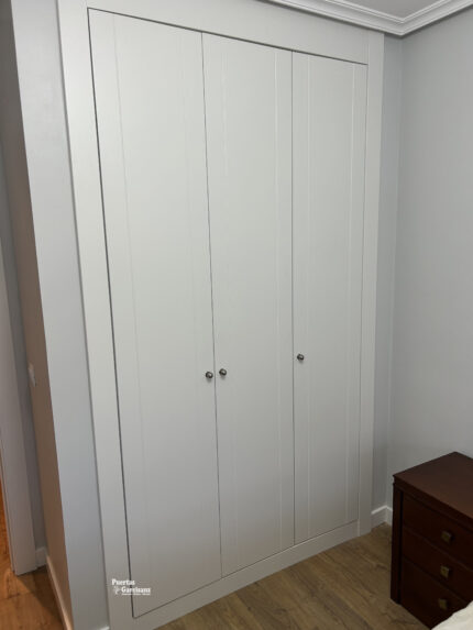 Frente de armario de hojas abatibles Mod. 3-P lacado blanco con tirador inox