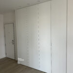 Frente de armario de hojas lisas abatibles lacado blanco con tirador uñero fresado corto en vertical