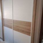 Frente de armario corredera Mod. liso blanco y Roble Cambrian perfil blanco en Valladolid