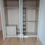 Interior de armario con cajonera en acabado textil lino Cancún en  Valladolid