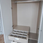 Interior de armario con cajonera con celdillas interiores en acabado textil lino Cancún en  Valladolid