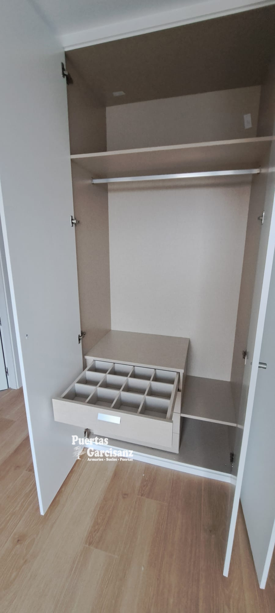 Interior lino cancun con cajonera y celdillas Interior de armario con cajonera con celdillas interiores en acabado textil lino Cancún en Valladolid - Imagen 1