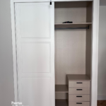 Interior de armario con cajonera en acabado textil lino Cancún instalado en  Valladolid